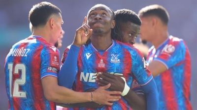 Crystal Palace mất suất châu Âu vì án treo UEFA