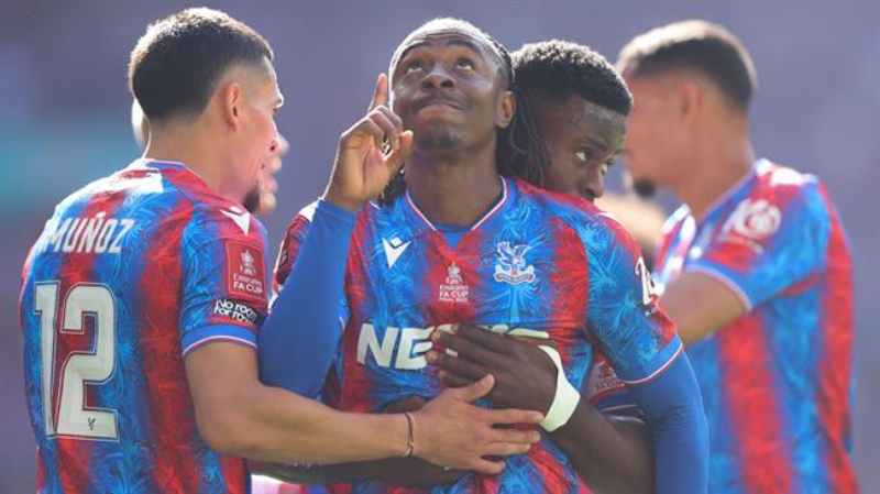 Crystal Palace mất suất châu Âu vì án treo UEFA